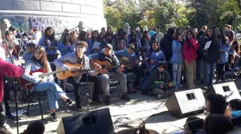 Polivalente y su gran fiesta de cumpleaños: Los chicos hoy desarrollaron una jornada de música en la Plaza Rodríguez