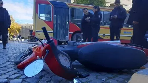Accidente entre colectivo y moto en Yrigoyen y Pinto 