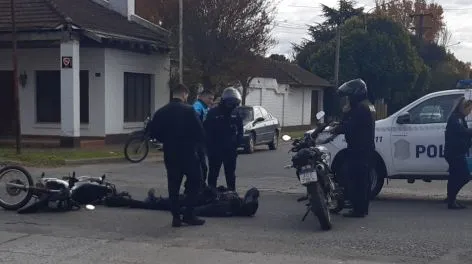 Ahora: policía en moto herido tras colisión con camioneta en Azcuénaga y Chile