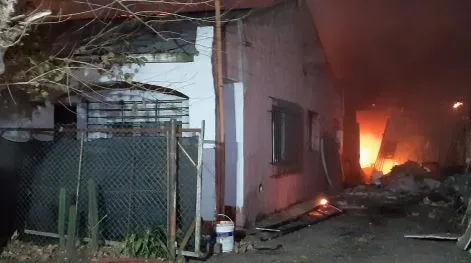 Tres dotaciones de Bomberos combatieron un incendio en una vivienda