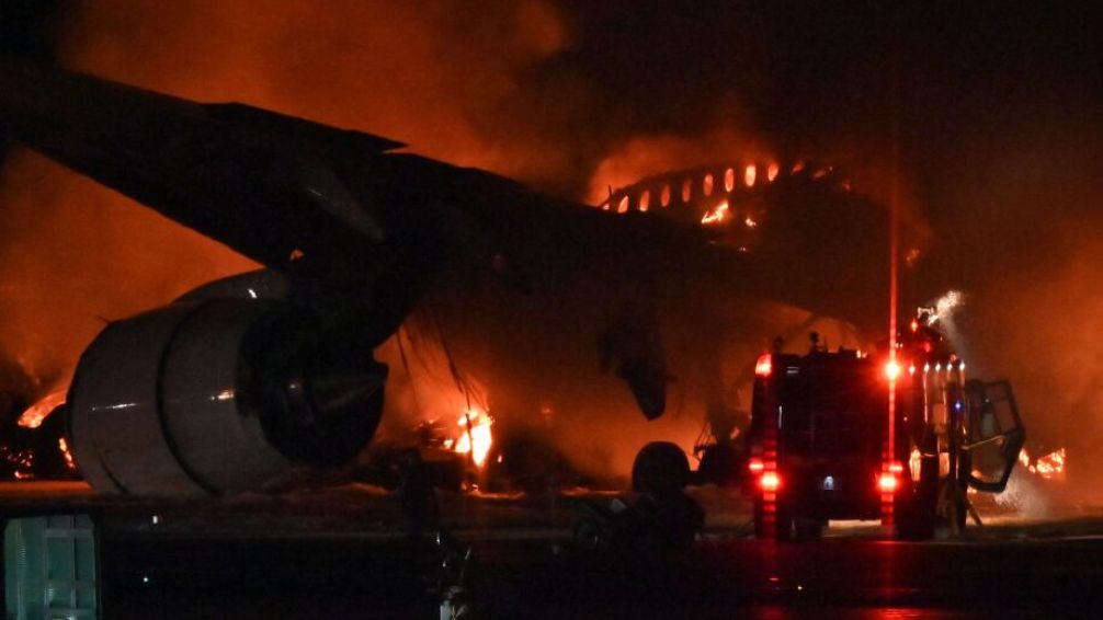 Cinco muertos tras el choque de dos aviones en Tokio