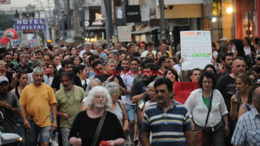Autoconvocados contra el DNU convocan a asamblea hoy a las 19 en la Plaza Independencia  