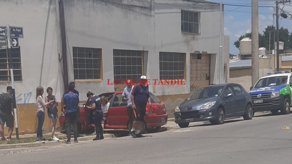 Auto terminó en la vereda tras choque en Pujol y Sáenz Peña 