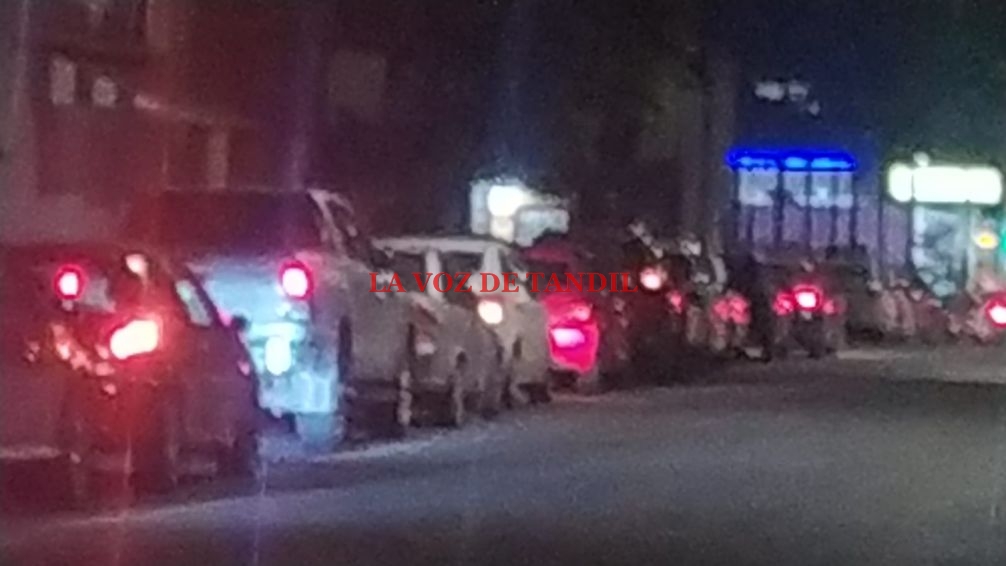 Largas filas en estaciones de servicio ante aumento de combustibles de este miércoles