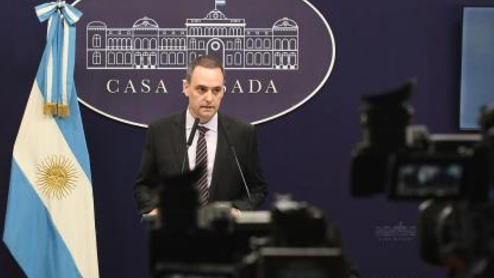 El Gobierno tiene para mostrar al FMI "un plan para estabilizar" la economía, dijo Adorni