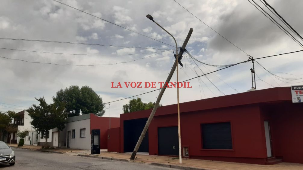 Advierten por riesgo de caída de un poste en calle Roca, casi Marconi