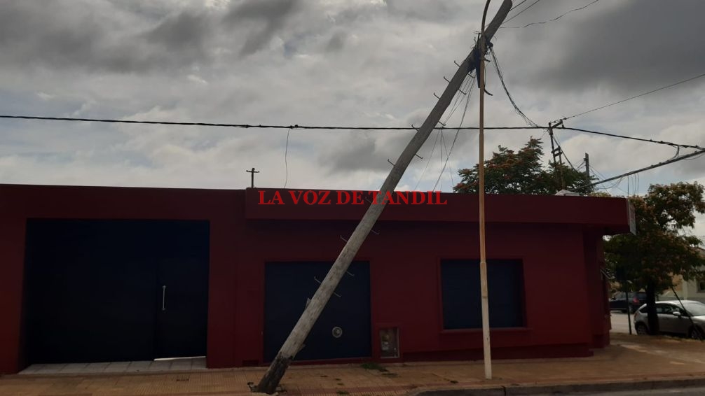 Advierten por riesgo de caída de un poste en calle Roca, casi Marconi