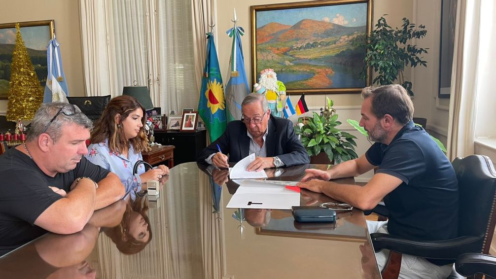 Se firmó el contrato para la extensión de la red de gas en el predio carrasco