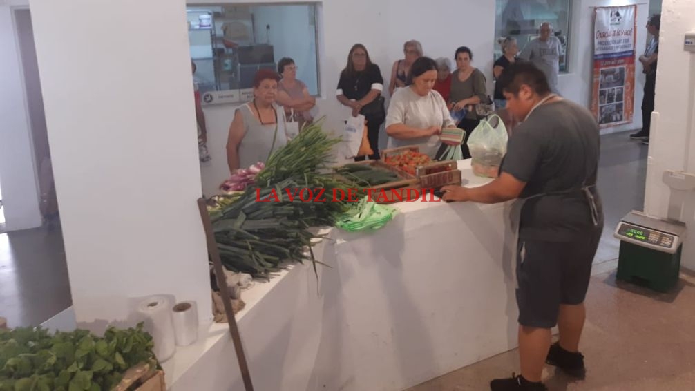 Buen inicio de actividades para el nuevo puesto de verduras del Mercado Municipal