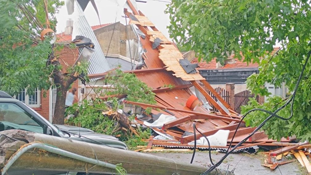 Un temporal de viento, lluvia y granizo ocasionó graves destrozos en Miramar