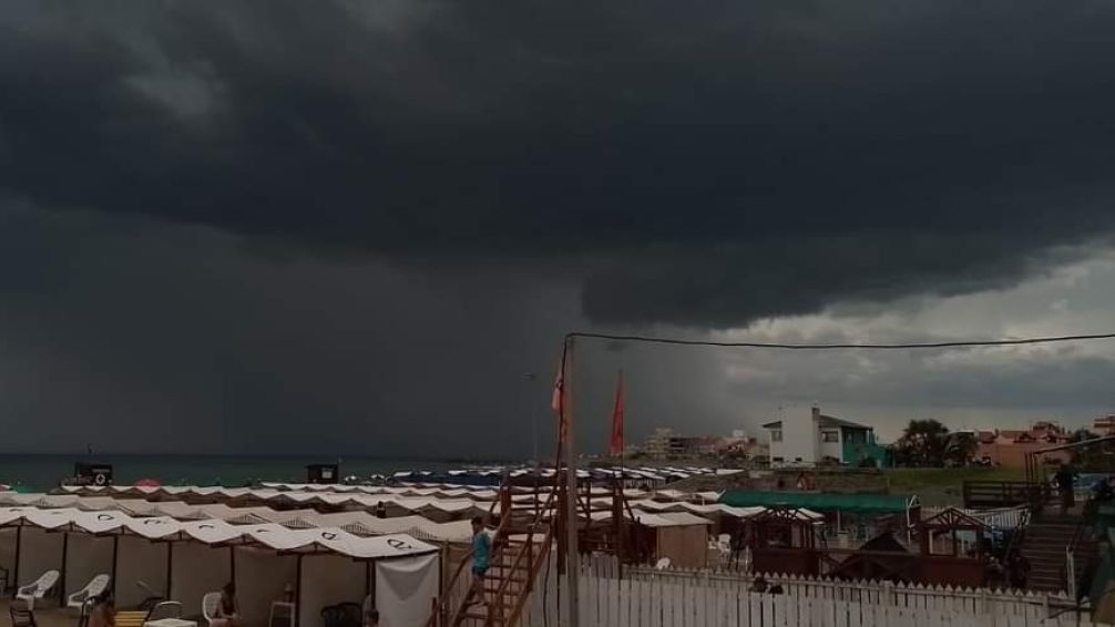 Un temporal de viento, lluvia y granizo ocasionó graves destrozos en Miramar