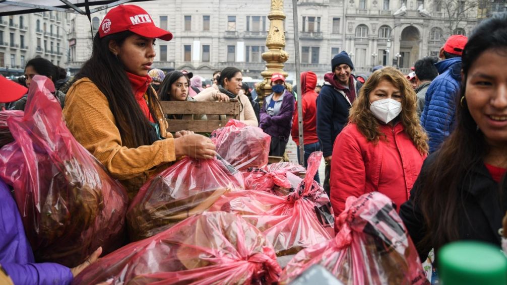 Cooperativistas venden carne y pescado a precios populares frente al Congreso 