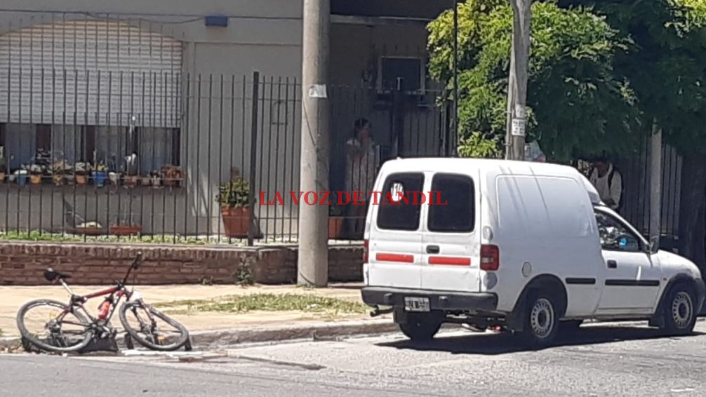 Un ciclista menor de edad al hospital tras ser embestido por un utilitario 