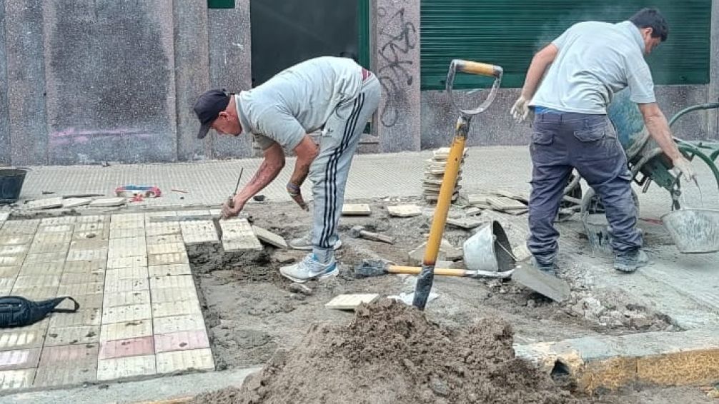 Avanza la etapa final de los arreglos de las veredas del Mercado Municipal