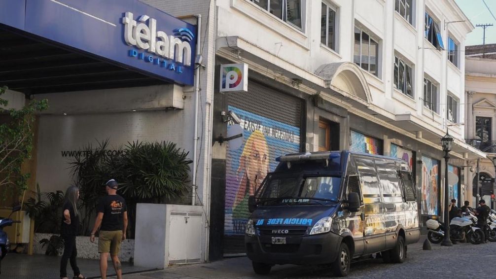 Rechazo a presencia policial en las puertas de los medios públicos nacionales