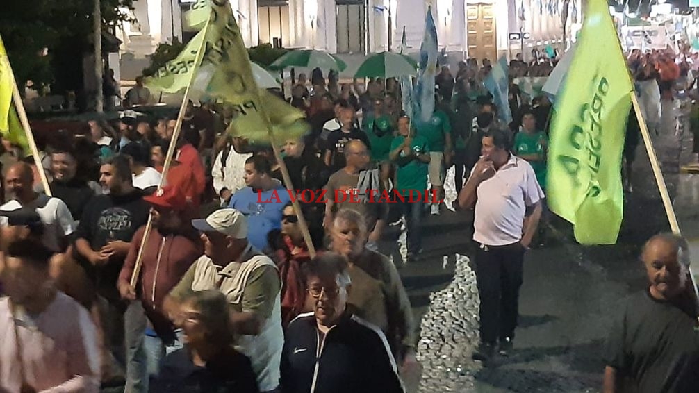 Los sindicatos de Tandil se movilizaron en rechazo al DNU y la Ley Ómnibus de Milei