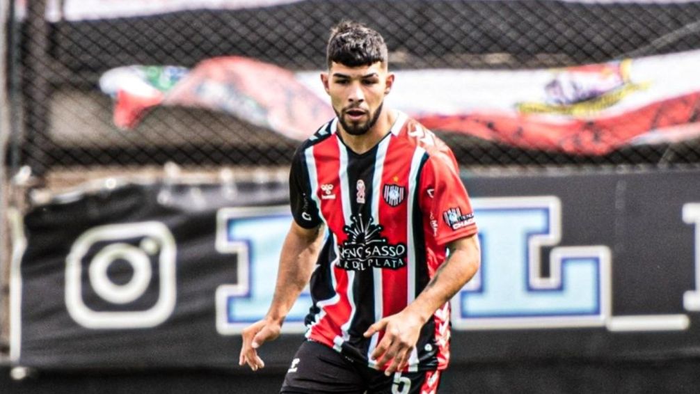 El capitán de Chacarita chocó cuando iba a entrenar y quedó internado en terapia intensiva