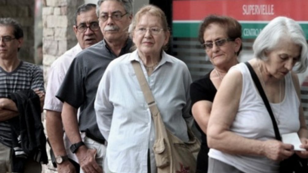 Jubilaciones: otorgan "ayuda previsional" de 55.000 pesos a quienes cobren igual o menos de 106.712,61