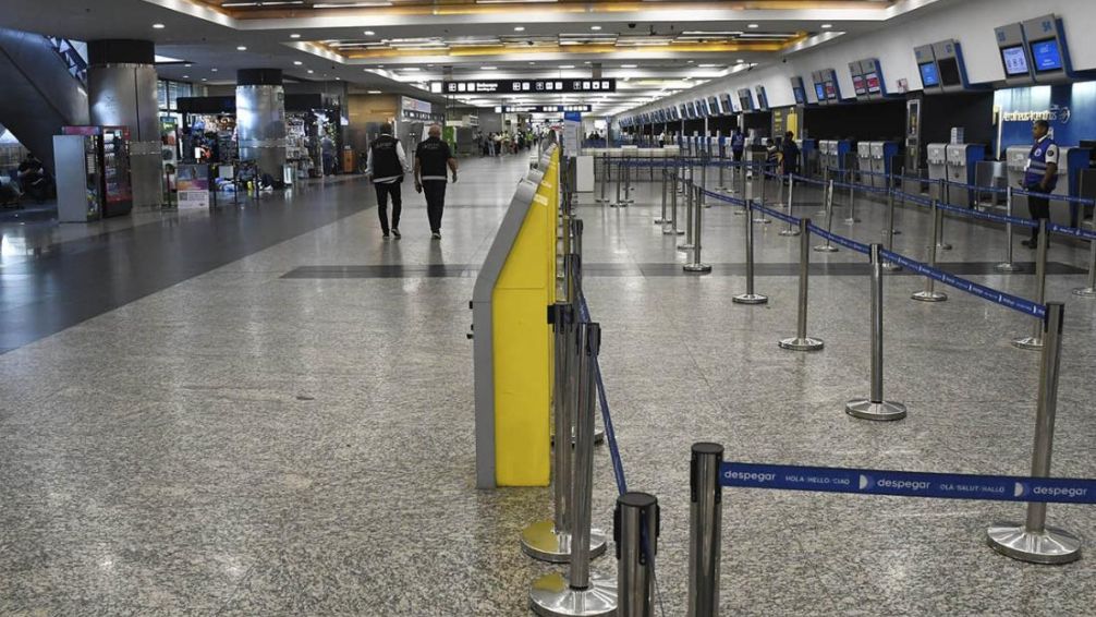Aerolíneas Argentinas y Jetsmart cancelaron todos sus vuelos y Flybondi opera en Ezeiza