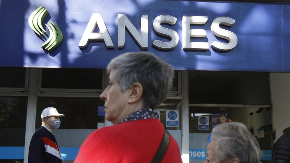 Pese a la inflación del 25 %, el Gobierno repite el bono de diciembre para jubilados 