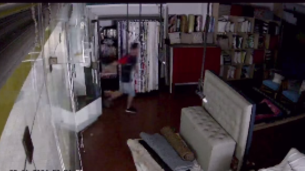 Quedó filmado mientras robaba el comercio "Decora Tandil", frente a la Cámara Empresaria 