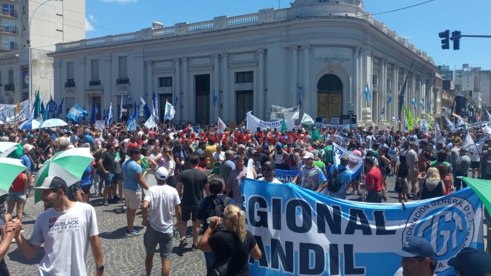 Camioneros llegan a la Plaza Independencia con bocinazos y banderas