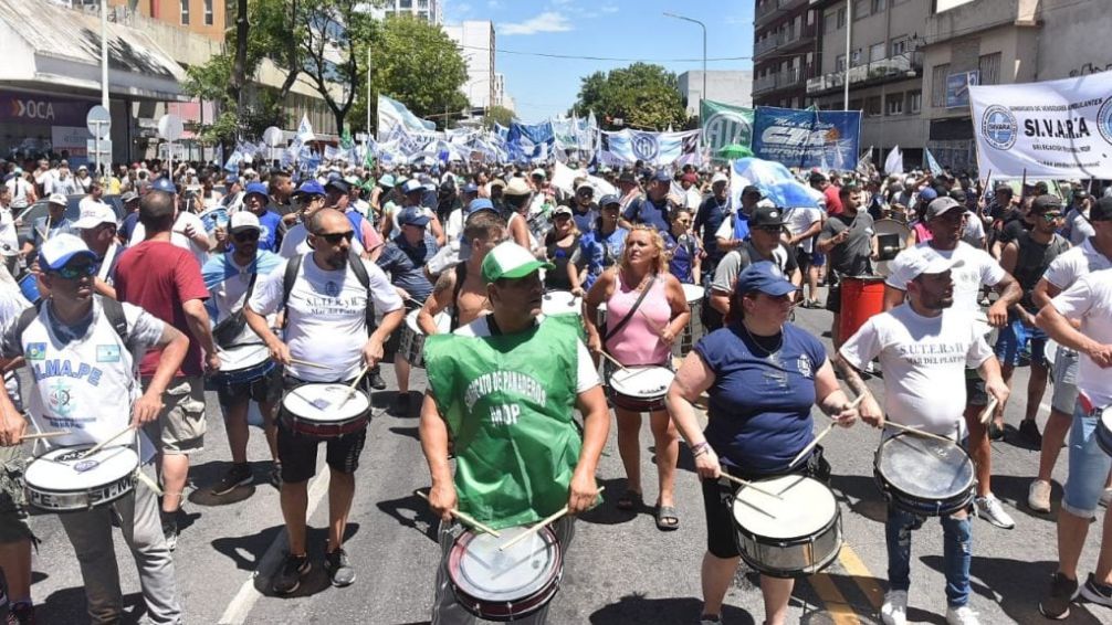 Mar del Plata: una multitud en la marcha contra el DNU de Milei 