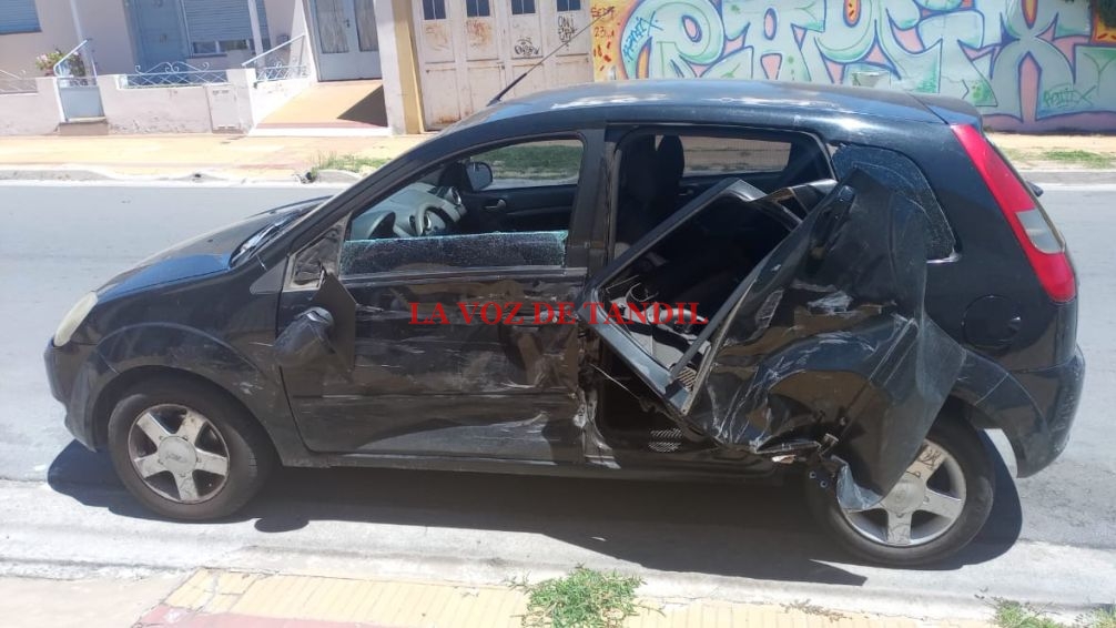 Choque de camioneta y auto en Roca y San Martín 