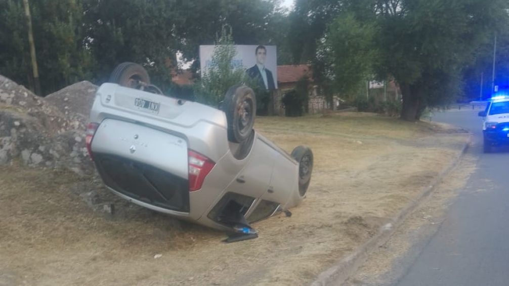 Vuelco sin heridos en zona del Lago del Fuerte