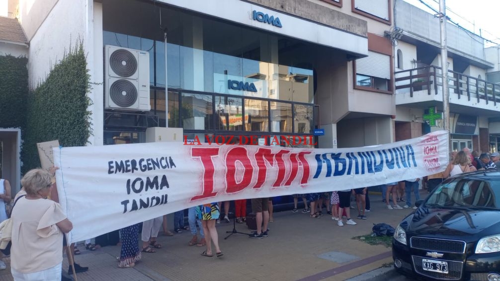 Afiliados a IOMA se movilizaron desde las oficinas de España al 900 a la "23 de Diciembre"