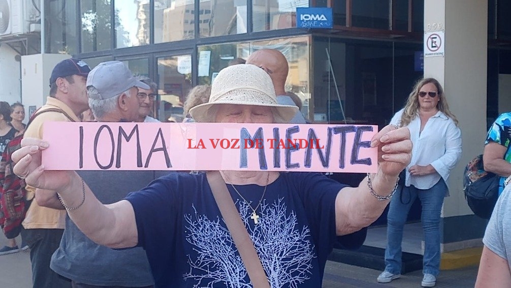 Afiliados a IOMA se movilizaron desde las oficinas de España al 900 a la "23 de Diciembre"