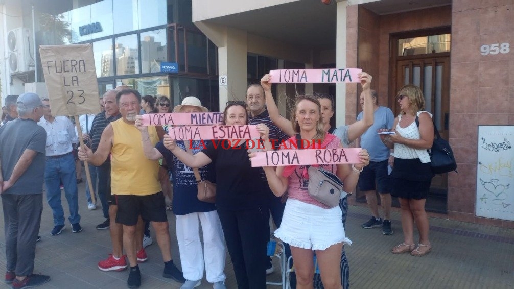 Afiliados a IOMA se movilizaron desde las oficinas de España al 900 a la "23 de Diciembre"