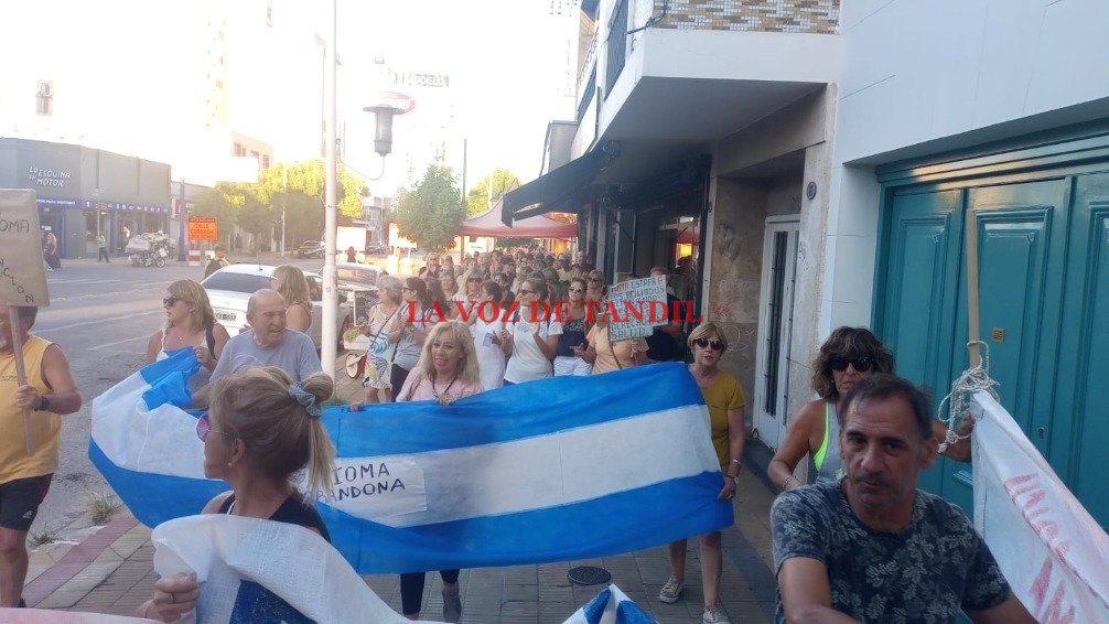 Afiliados a IOMA se movilizaron desde las oficinas de España al 900 a la "23 de Diciembre"