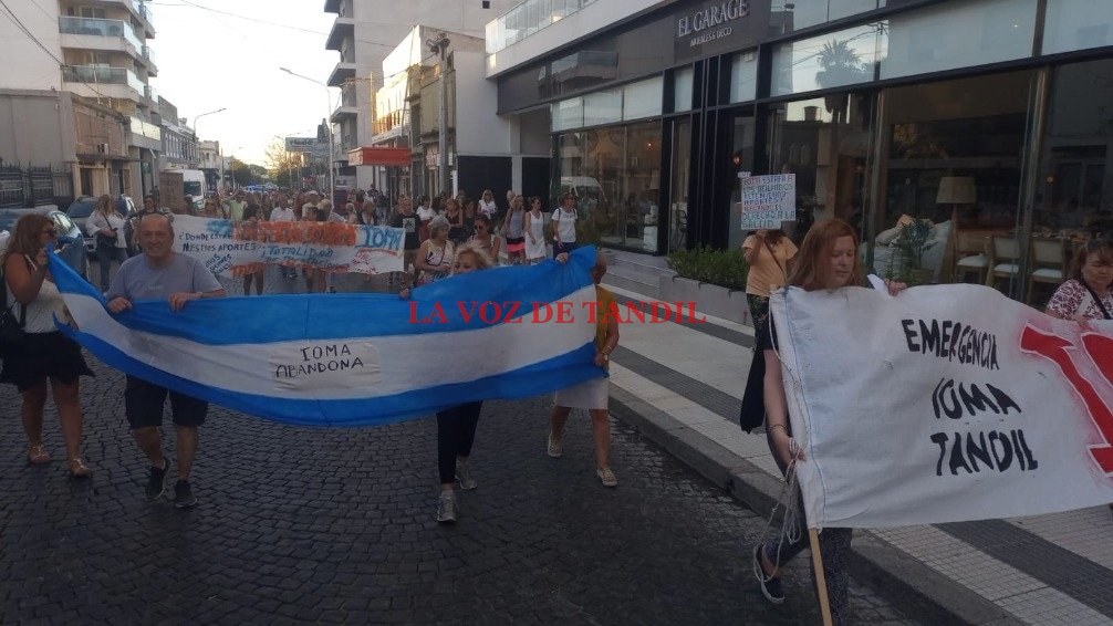 Afiliados a IOMA se movilizaron desde las oficinas de España al 900 a la "23 de Diciembre"