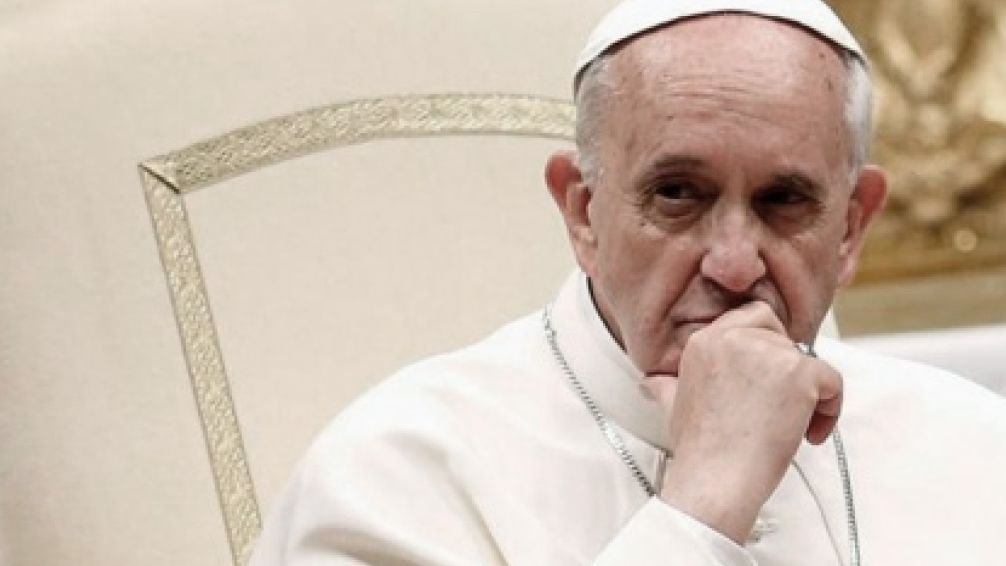 El papa insiste en que "no se bendice la unión homosexual" sino simplemente a las personas