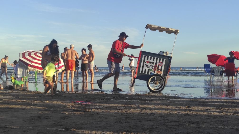Vendedor ambulante de Necochea: "la gente pregunta precios y se aleja"