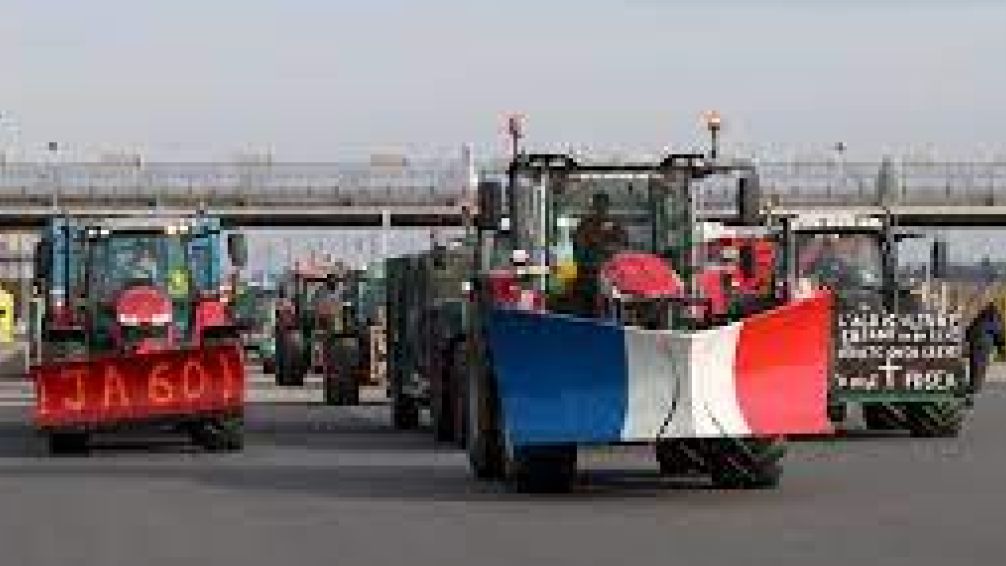 El campo estalló en Europa: bloqueos de tractores en grandes ciudades
