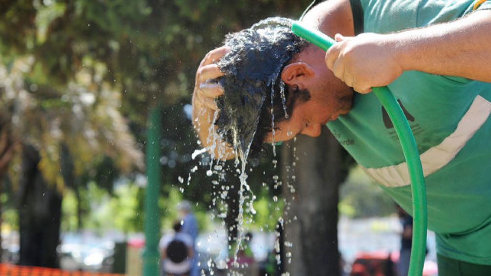 Rigen alertas rojos, naranjas y amarillos por calor extremo en 20 provincias