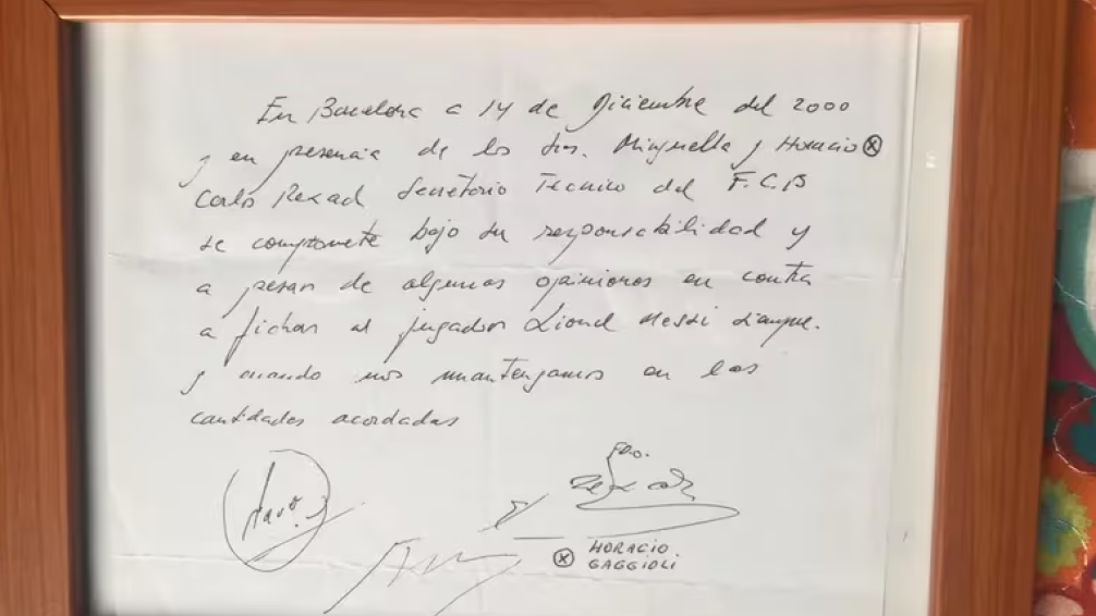 Subastan la mítica servilleta donde se firmó el primer contrato de Messi con el Barcelona