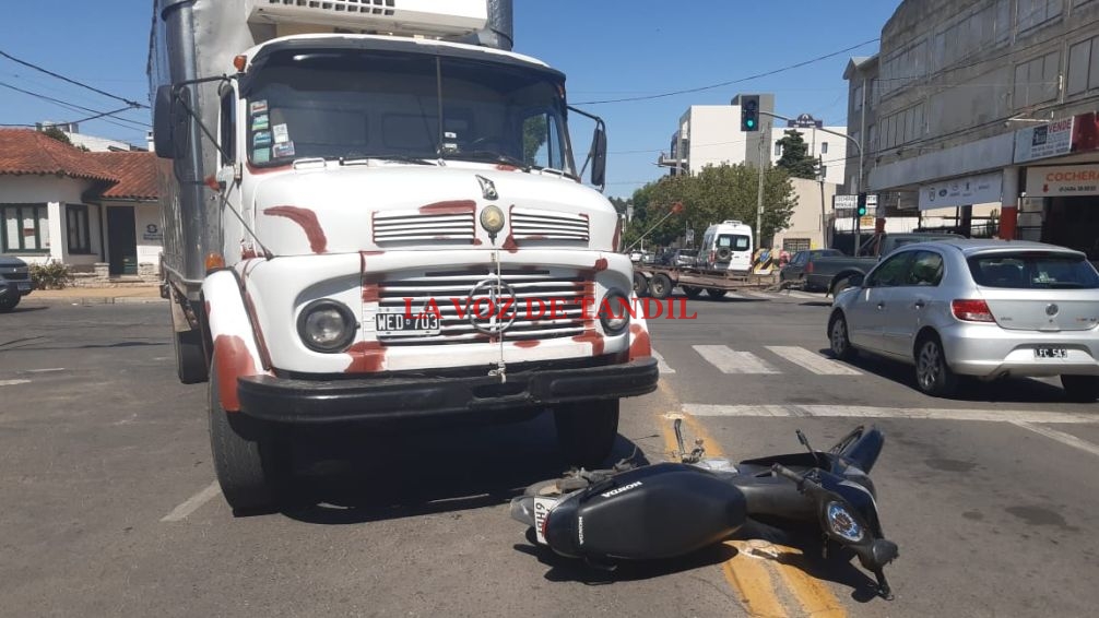 Un hospitalizado tras choque en 14 de Julio y España 