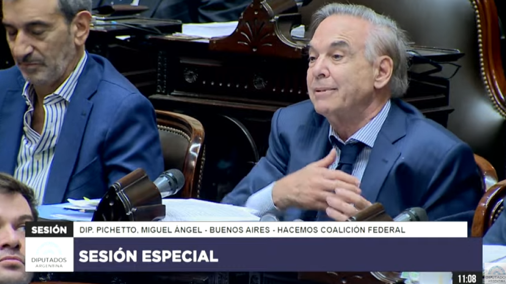 Tras la feroz represión de ayer, el oficialismo intenta aprobar la ley en general 
