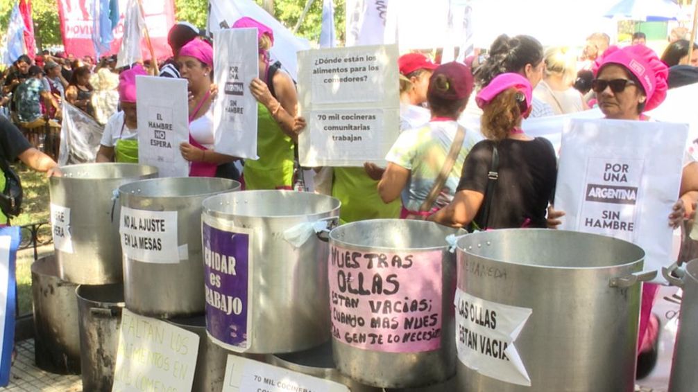 "Fila de la Pobreza": manifestantes se concentran en el Ministerio de Capital Humano
