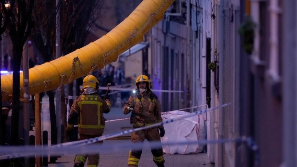 Encuentran a tres personas muertas en un edificio que se derrumbó cerca de Barcelona