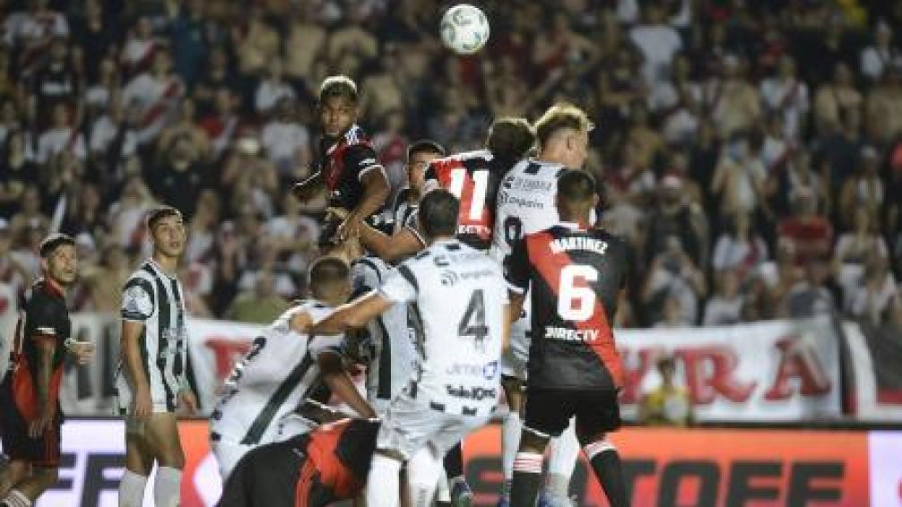 River goleó a Excursionistas y se instaló en la Copa Argentina