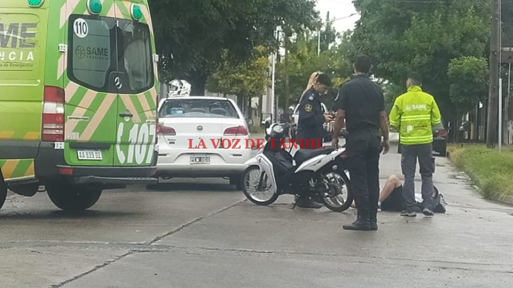 Hace minutos: moto y auto colisionaron en Dufau y Dinamarca 