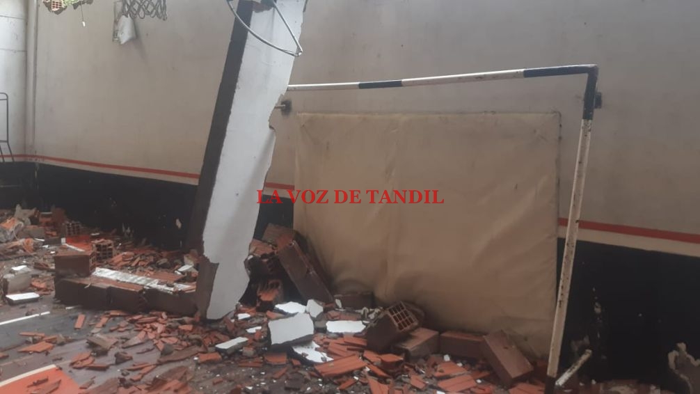 Esta madrugada: el temporal causó destrozos en las instalaciones del Club Newbery