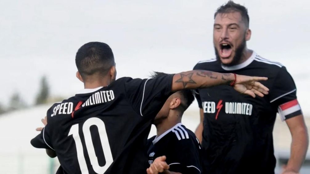 Pararon al árbitro Joaquín Gil por el escándalo del penal en Riestra-Comunicaciones