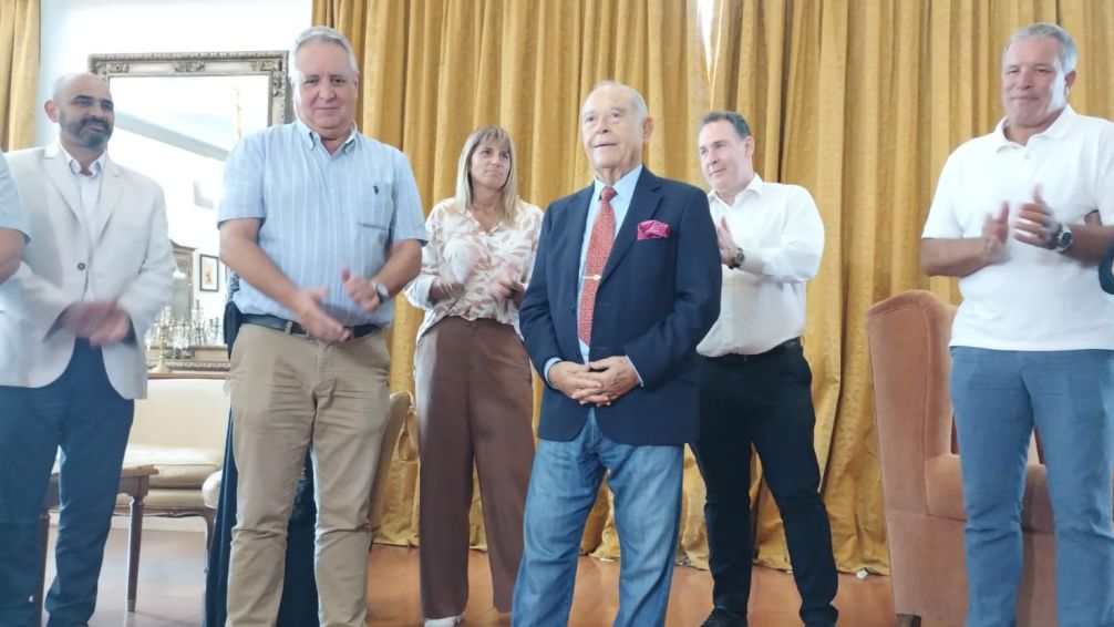 La AEHG distinguió a Florencio Aldrey como socio destacado por su trayectoria