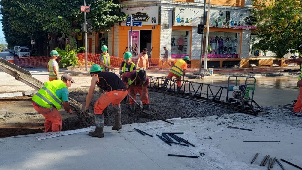 Última etapa de los trabajos de repavimentación de la bocacalle de las avenidas Santamarina, España, Colón y Marconi