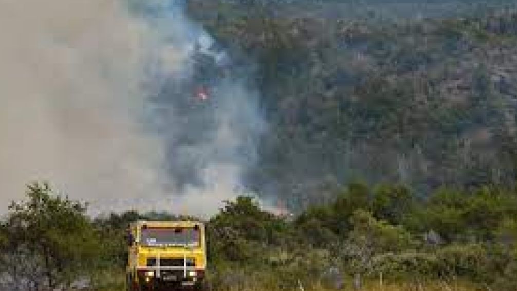 Continúan los sobrevuelos para monitorear los incendios en Los Alerces